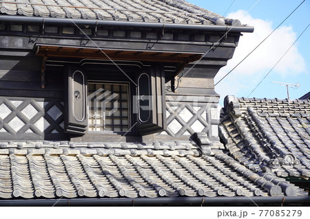 日本の蔵造りの建物、2階窓のクローズアップ 日本の蔵造りの建物、2階窓のクローズアップ 77085279