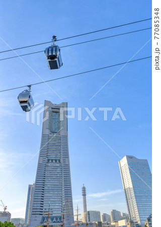 横浜桜木町の都市風景 ランドマークタワーとロープウェイ 横浜桜木町の都市風景 ランドマークタワーとロープウェイ 77085348