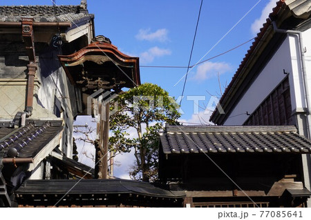 日本の蔵造りの建物、入り組んだ屋根のデザイン 日本の蔵造りの建物、入り組んだ屋根のデザイン 77085641
