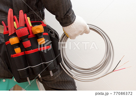 電気工事(脚立に立つ電気工事士) 77086372