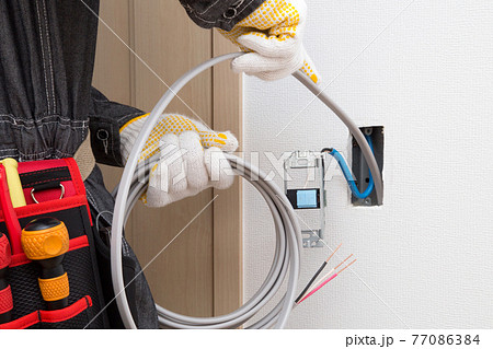 電気工事　追加配線工事のケーブルを通す作業 77086384