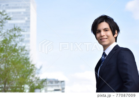 スーツを着ている若い男性 スーツを着ている若い男性 77087009