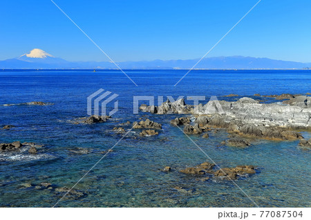 【神奈川県】快晴の荒崎海岸と富士山 77087504