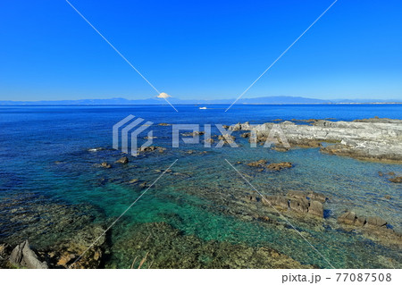 【神奈川県】快晴の荒崎海岸と富士山 77087508