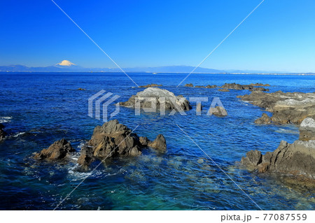 【神奈川県】快晴の荒崎海岸と富士山 77087559