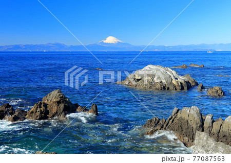 【神奈川県】快晴の荒崎海岸と富士山 【神奈川県】快晴の荒崎海岸と富士山 77087563
