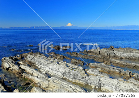 【神奈川県】快晴の荒崎海岸と富士山 【神奈川県】快晴の荒崎海岸と富士山 77087568