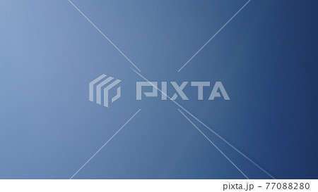 青空に走る飛行機雲 青空に走る飛行機雲 77088280