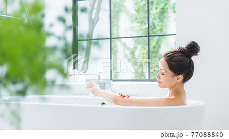 入浴する女性 バナー 入浴する女性 バナー 77088840
