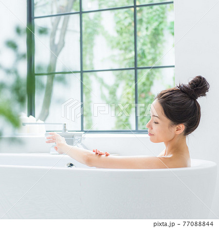 入浴する女性 正方形 入浴する女性 正方形 77088844