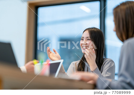 ビジネス 女性 会議 説明 ミーティング ビジネス 女性 会議 説明 ミーティング 77089999