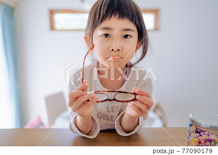 落ち込む子供　ネガティヴイメージ 77090179