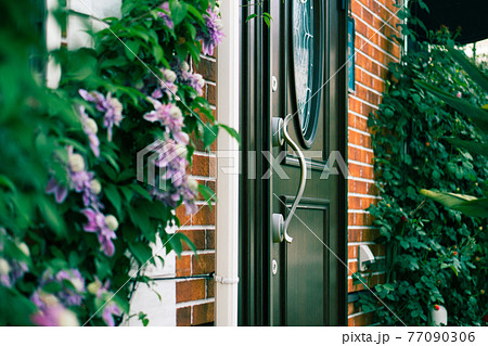 エントランスに花のアーチがあるレストラン、カフェ、喫茶店 77090306