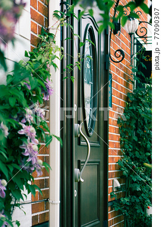 エントランスに花のアーチがあるレストラン、カフェ、喫茶店 77090307