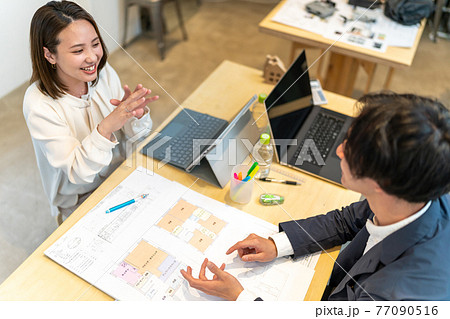 住宅の間取りを説明する女性 住宅の間取りを説明する女性 77090516