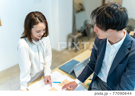 住宅の間取りを説明する女性 ビジネスシーン 住宅の間取りを説明する女性 ビジネスシーン 77090644