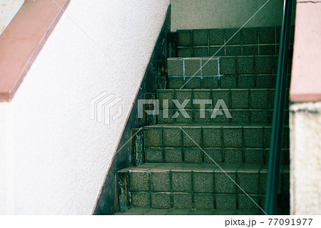 アパートの階段 77091977