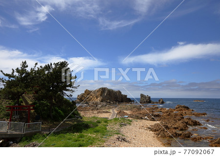 青森の西海岸の大岩 77092067