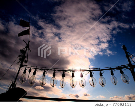 夕暮れの空と漁船の集魚灯 77092115