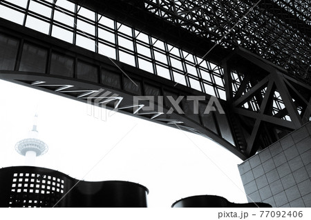 京都市下京区JR京都駅前の京都タワーを撮影したもの 77092406