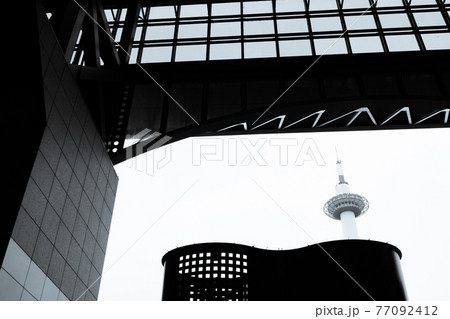 京都市下京区JR京都駅前の京都タワーを撮影したもの 77092412
