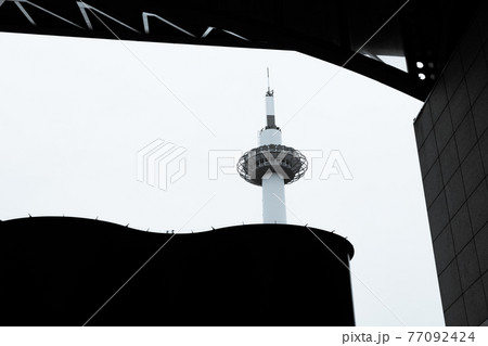 京都市下京区JR京都駅前の京都タワーを撮影したもの 77092424