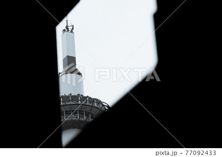 京都市下京区JR京都駅前の京都タワーを撮影したもの 77092433