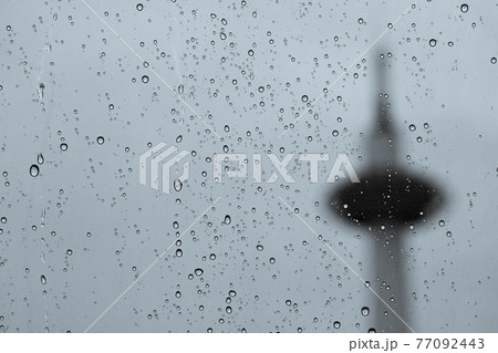 京都市下京区JR京都駅前の京都タワーを撮影したもの 京都市下京区JR京都駅前の京都タワーを撮影したもの 77092443