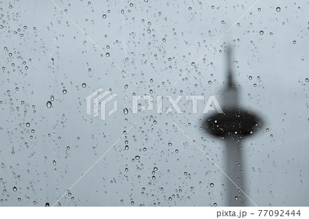 京都市下京区JR京都駅前の京都タワーを撮影したもの 京都市下京区JR京都駅前の京都タワーを撮影したもの 77092444