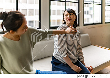 いがみ合う二人 ケンカ いがみ合う二人 ケンカ 77093207