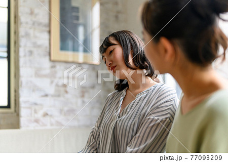 気分が落ち込み友達に相談する女性 77093209
