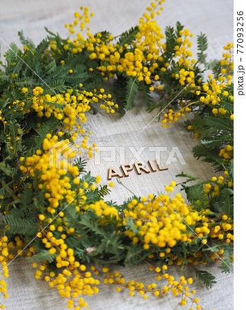 ミモザのリースとAprilの文字 77093256