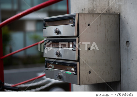 アパートの郵便受け 77093635