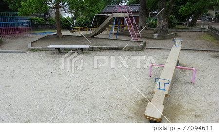 人気の無い公園・シーソーと滑り台・子供たちの遊びの場・薄曇りの公園 77094611