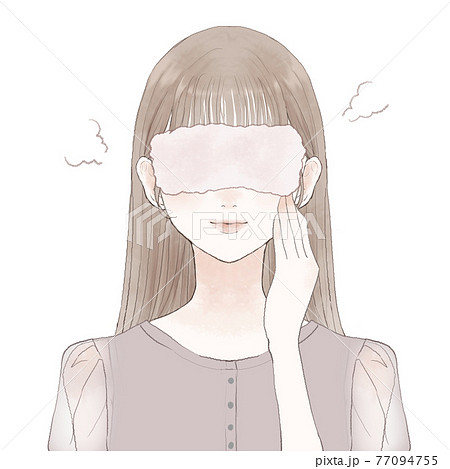 ホットタオルで目を温める女性 77094755