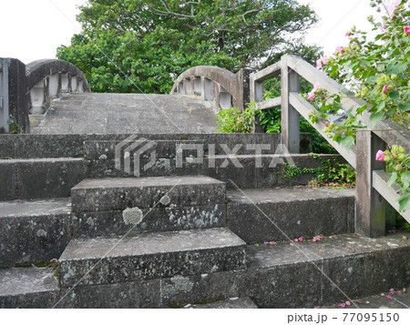 金浜眼鏡橋の入口 (長崎県雲仙市小浜町) 金浜眼鏡橋の入口 (長崎県雲仙市小浜町) 77095150