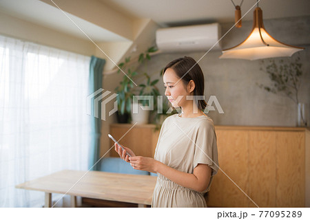 自宅ですごす女性 77095289