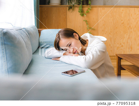 自宅ですごす女性 自宅ですごす女性 77095318