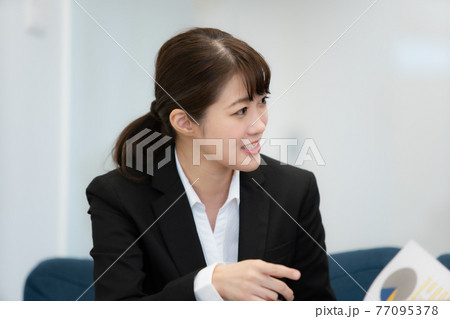 ビジネスシーン ビジネス ミーティング ビジネスウーマン 女性 面接 ビジネスシーン ビジネス ミーティング ビジネスウーマン 女性 面接 77095378