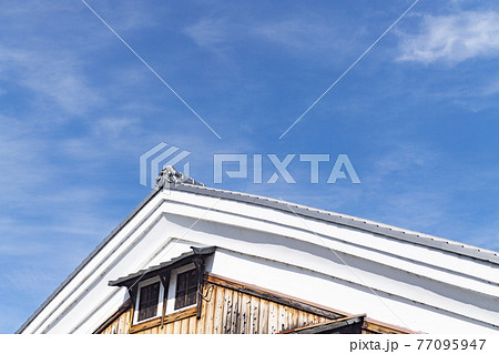 土蔵造りの建物と青空 77095947
