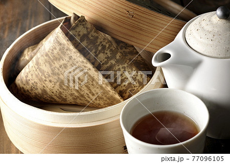 セイロ蒸しされた湯気立つ中華ちまきと急須とお茶 セイロ蒸しされた湯気立つ中華ちまきと急須とお茶 77096105