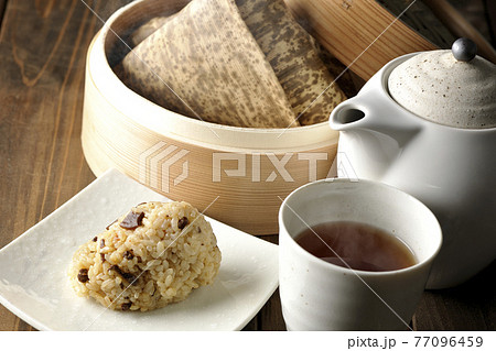 セイロ蒸しされた湯煙立つ中華ちまきと急須とお茶 セイロ蒸しされた湯煙立つ中華ちまきと急須とお茶 77096459