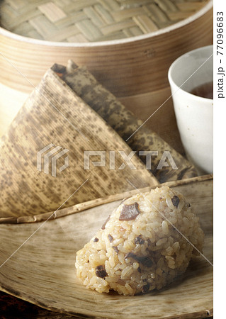 蒸籠蒸しされて湯気が立つ中華ちまきとお茶 77096683