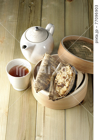 セイロ蒸しされて湯煙立つ中華ちまきと急須とお茶 セイロ蒸しされて湯煙立つ中華ちまきと急須とお茶 77096903