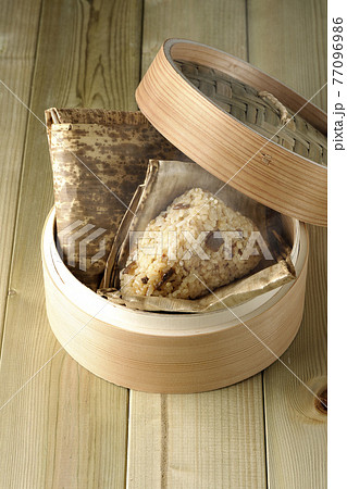 蒸籠で蒸されて湯気立つ中華ちまき 蒸籠で蒸されて湯気立つ中華ちまき 77096986