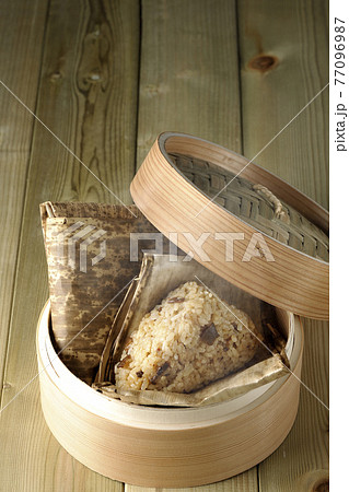 蒸籠で蒸されて湯気立つ中華ちまき 蒸籠で蒸されて湯気立つ中華ちまき 77096987