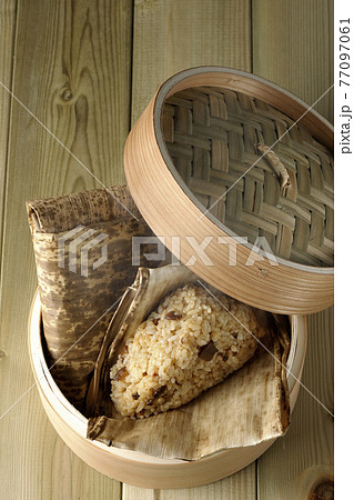 蒸籠で蒸された湯気立つ中華ちまき（俯瞰） 77097061