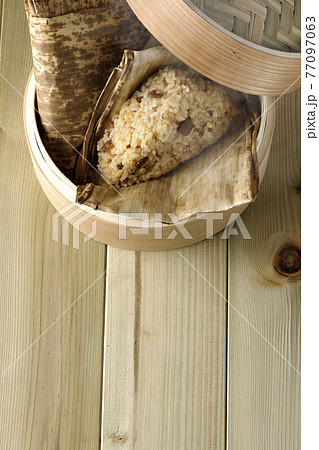 蒸籠で蒸された湯気立つ中華ちまき（俯瞰） 77097063