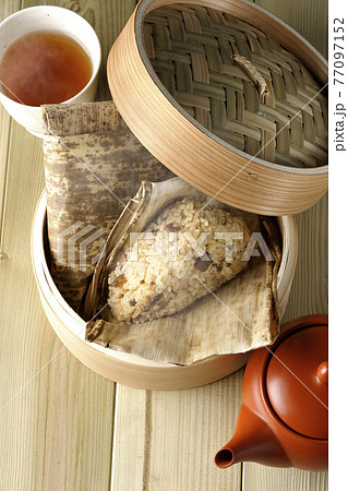 セイロ蒸しされた湯気立つ中華ちまきと急須とお茶（俯瞰） 77097152