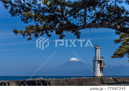 西伊豆戸田港から臨む富士山 77097245